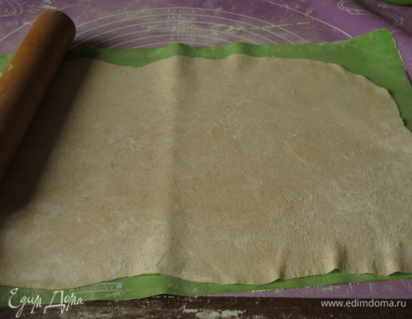 Теперь можно готовить пасту или одноцветную, или многоцветную Раскатываем половину светлого теста.