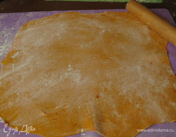 Раскатываем оранжевое.