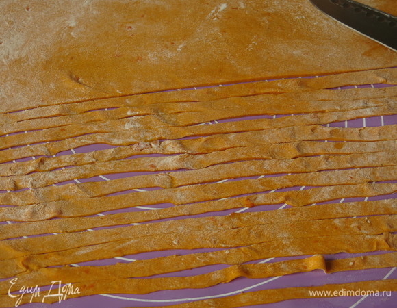 Нарезаем оранжевое. Можно нарезать и белое и соединить поочередно полоски. Как это сделать — https://www.edimdoma.ru/retsepty/79920-postnye-manty-rybki-s-kalmarami.