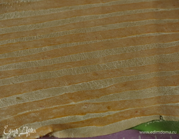 Прокатываем скалкой, чуть посыпав мукой.