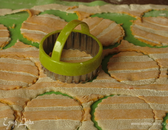 Нарезать фарфалле предлагаю не квадратами, а в форме куруга с помощью формы для печенья. Такой способ подсмотрела на итальянском сайте. Остатки раскатываем в цветные «мраморные» пласты теста.