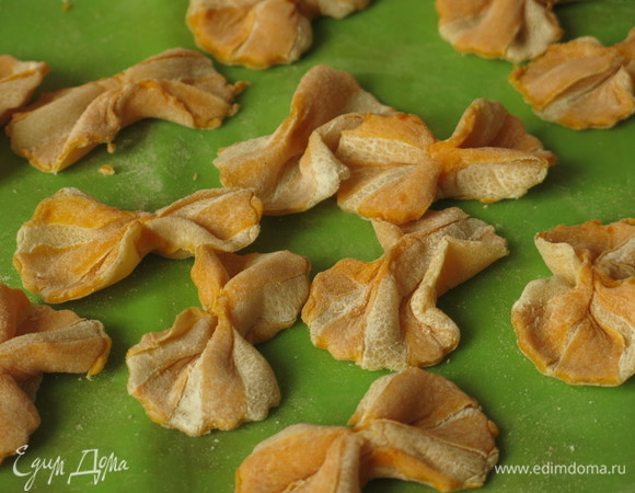 Формируем фарфалле — сжимаем посередине.