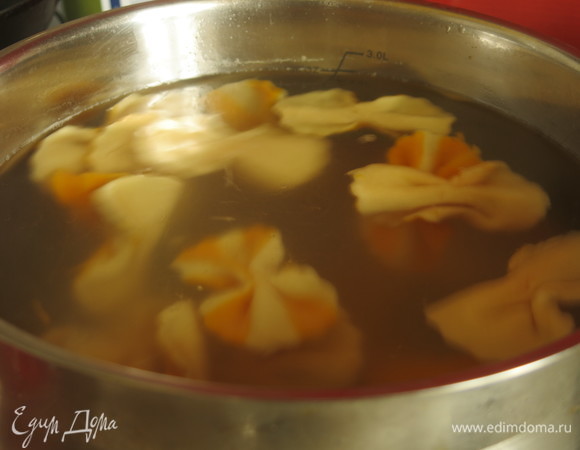 Есть такое правило — «1110»: на 100 г пасты 1000 мл воды и 10 г соли. Кипятим воду, солим и кладем пасту по пропорции. Варим 3 минуты. Это правило узнала только вчера — «век живи — век учись!», только купила детскую кулинарную книгу-раскраску, которую издали к праздникам в моем городе, и нашла пасту по рецепту итальянских хозяек. Пасту готовлю более сложную по составу и форме, чем паста для деток, а советом воспользовалась. За совет спасибо Олегу.