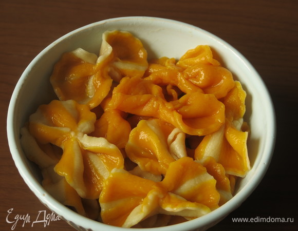 Достаем пасту. Кладем в мисочку с оливковым маслом (это масло в рецептуре не указывала; добавить ложку или две).