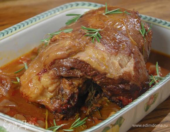 Снять фольгу и запекать мясо еще час-полтора до готовности.