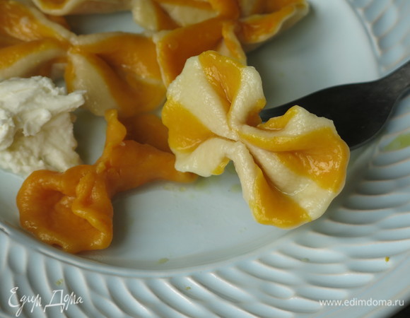 Приятного аппетита! Моцарелла чуть плавится, бабочки в масле с сыром — вкусно!