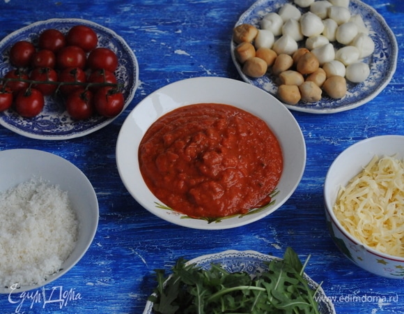 Судя по начинке, получится вкусная «Маргарита» с копченым сыром.