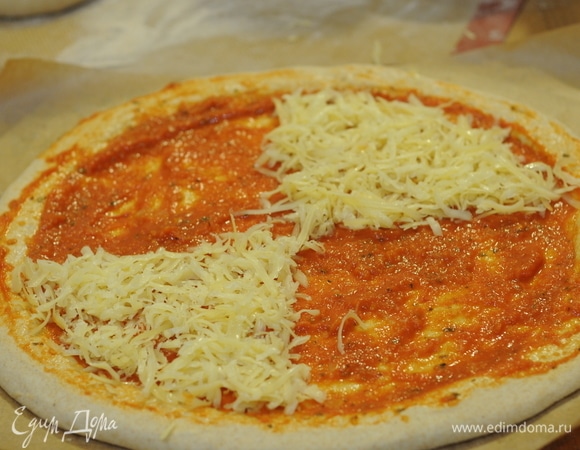 Вначале я хотела сделать 2 разных пиццы, но, так как уровень голодающих внезапно вырос, пришлось придумывать на ходу. И вот получилась такая пицца ассорти с двумя начинками. Вначале смазываем всю пиццу томатной начинкой.