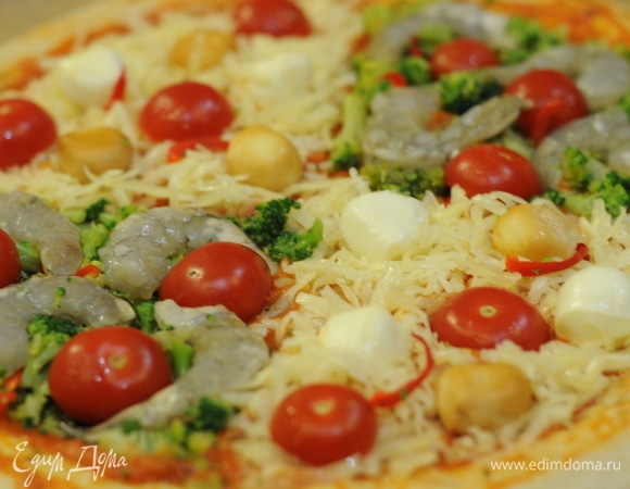 На 2 четвертинки укладываем тертый российский сыр, моцареллу и копченые шарики. На другие части кладем брокколи и креветки. Раскладываем перец. Добавляем пармезан.