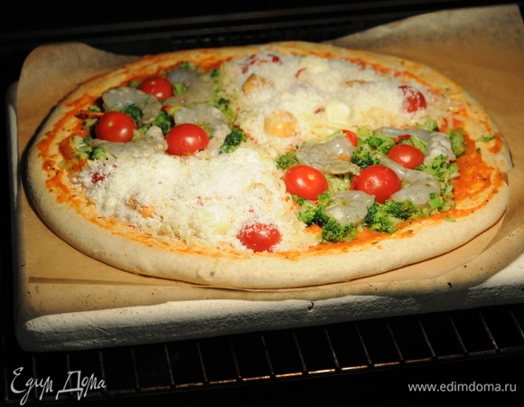 Кладем в разогретую до 230°C духовку на пекарский камень. Пекарский камень для выпечки создает в обычной духовке эффект пода — нижней поверхности каменной печи. Он аккумулирует в себе тепло, выравнивает температуру духовки и отдает ее во время выпечки, не давая тесту расползтись, подгореть или остаться сырым. Пицца пропекается за 10–15 минут. Начинка не теряет сочность, а корочка получается хрустящей.