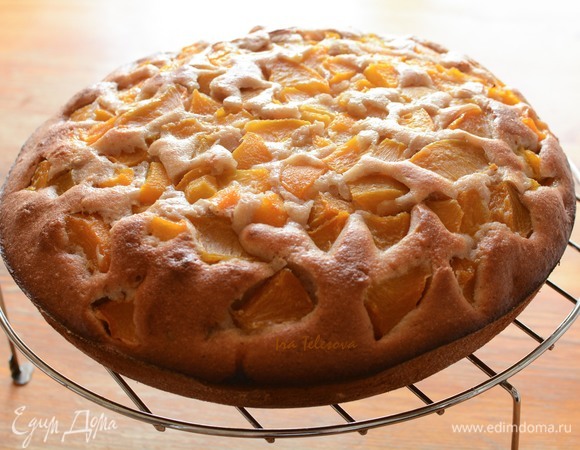 Я выпекала в духовке 20 минут при температуре 200°C, затем еще 20–25 минут при температуре 240°C. Но у меня духовка печет слабо. Поэтому нужно ориентироваться на свою духовку. Готовый корж оставляем остывать. И приступаем к приготовлению карамели.