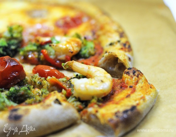 Очень аппетитная начинка на тонком тесте, а бортики хрустящие. Тесто красивого цвета, у него приятный привкус (чем-то напоминает докторский хлеб).