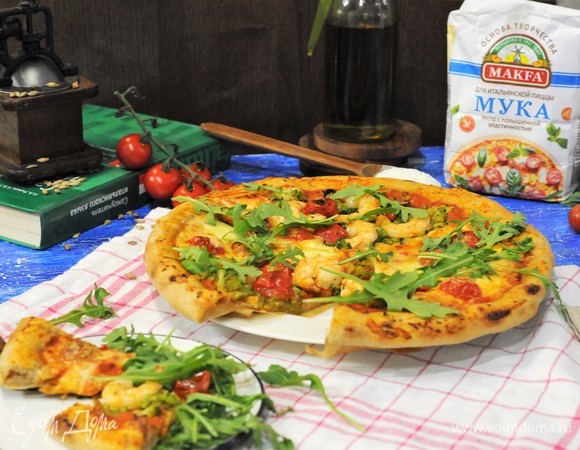 Посыпаем пиццу руколой.