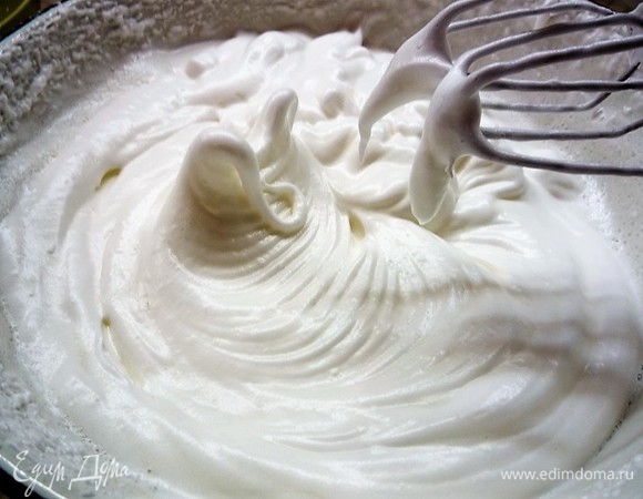 В белки добавляем по щепотки соли и лимонной кислоты и взбиваем на маленькой скорости до легкой пены, затем частями добавляем сахар, увеличиваем скорость и взбиваем белки до мягких пиков.
