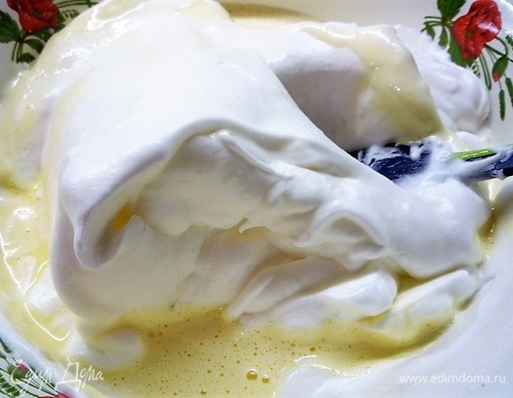 Соединяем желтковую и белковую смеси.