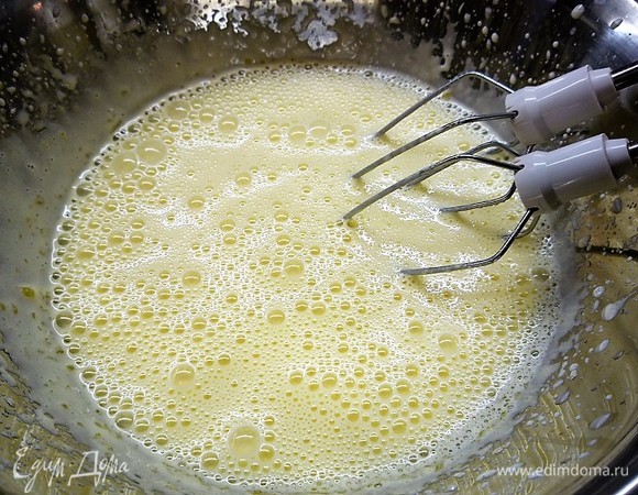 Вливаем понемногу горячую воду и растительное масло. Взбиваем и убираем в сторону.