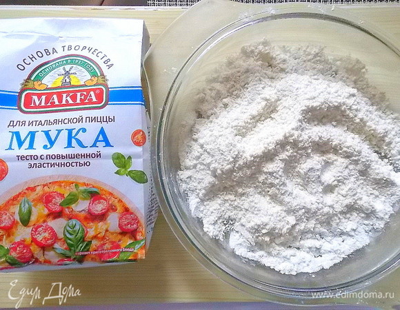 Смешать муку для итальянской пиццы МAKFA с солью и разрыхлителем. Перетереть ее с маслом в крошку.