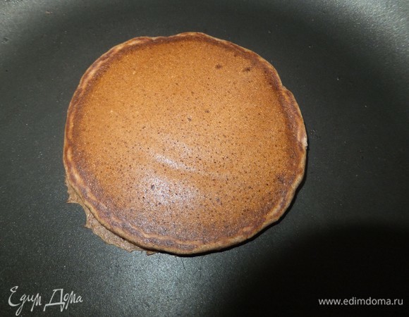 Переворачиваем блин и печем другую сторону. Затем выкладываем каждый блинчик на блюдо и накрываем сверху пищевой пленкой, чтобы блины не высыхали. Грецкие орехи давим в ступке.