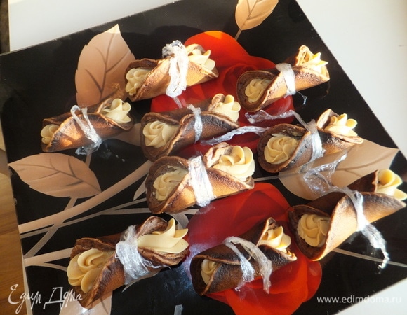 Затем соединяем края блинчика и посередине завязываем пищевой пленкой. Отправляем в холодильник на 30 минут.