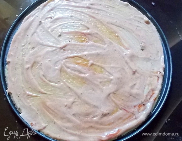 Раскатать тесто в круг и нанести по всей поверхности смесь кетчупа и майонеза.