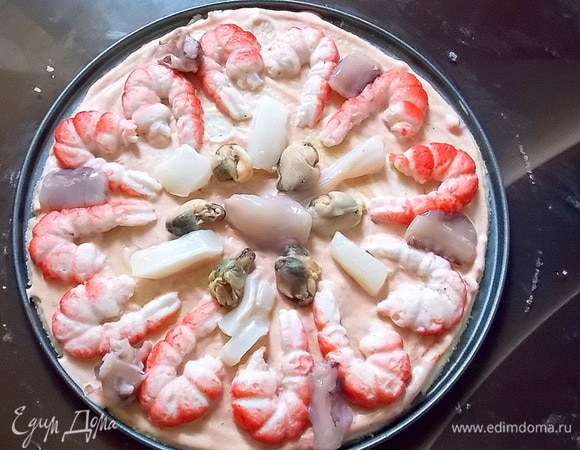 Разложить морепродукты.