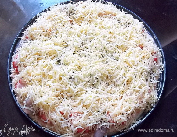 Посыпать любимыми специями и засыпать верх тертым сыром.