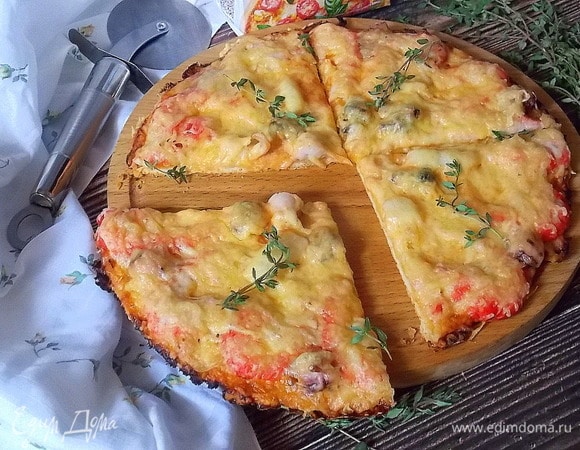 Подавать сразу, разрезав на сегменты.