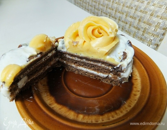 Оставшиеся блинчики складываем по 3 штуки. Перемазываем каждый слой йогуртом. Бока посыпаем грецкими орехами. Сверху украшаем как душе угодно. Можно полить карамелью, можно «надеть розочку». Приятного аппетита!