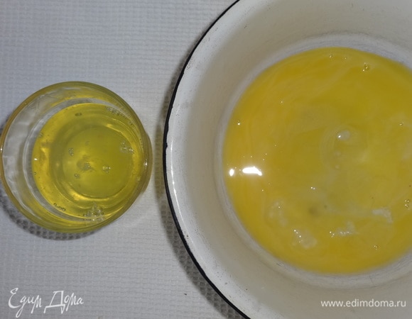 Масло заранее вытащить из холодильника. Яйца разделить на белки и желтки. Белки поставить в холодильник для охлаждения.