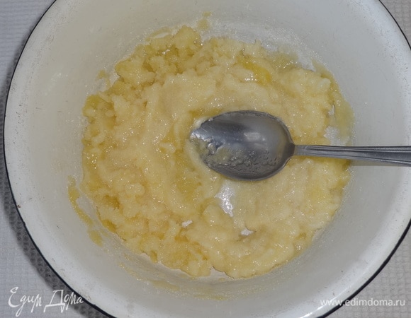 К желткам добавить сахар, ванилин, соль и растереть массу до однородности.