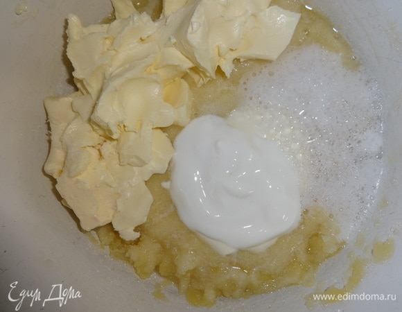 К желткам с сахаром добавить размягченное сливочное масло, соду, погашенную уксусом, сметану. Растереть до однородного состояния.