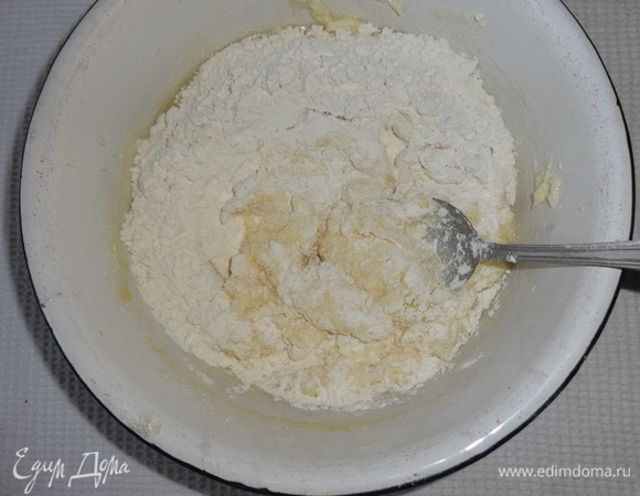 Порциями засыпать муку и перемешивать массу. Замесить гладкое тесто.