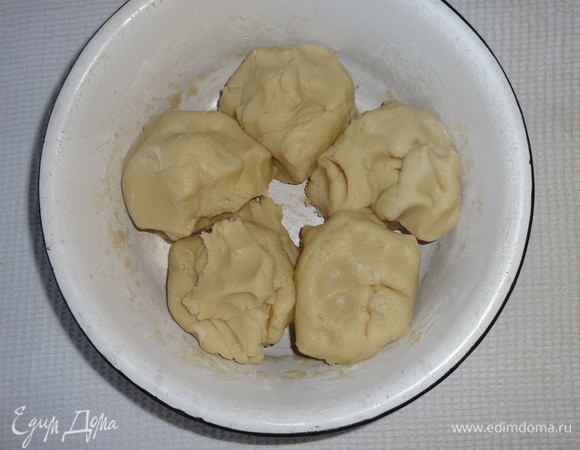 Тесто вытащить из холодильника. Разделить на 5–6 частей.