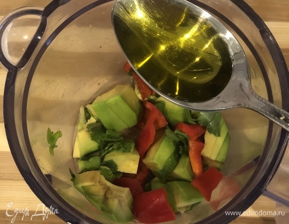 Берем одно авокадо, очищаем его от кожуры и кладем в блендер. Также и перец: очищаем, нарезаем — и в блендер. К авокадо добавляем 1/2 зубчика чеснока, 1 чайную ложку оливкового масла, щепотку розовой гималайской соли и 1–2 столовые ложки сока лайма. Хорошенько взбиваем.