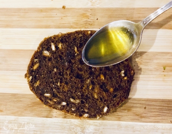 Тост смазываем оливковым маслом.