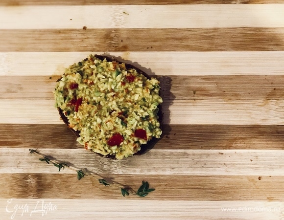 Полученную в блендере смесь выкладываем на тост.