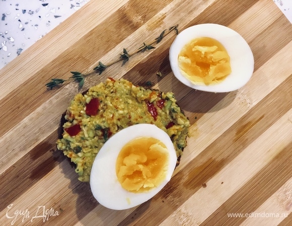 Сверху кладем яйцо. Завтрак готов. Приятного вам аппетита!