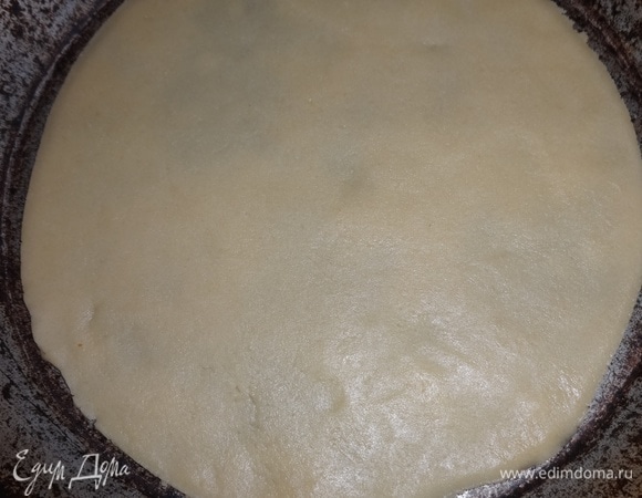 Форму для выпечки смазать растительным маслом. Выкладывать раскатанные лепешки, выпекать в духовке, разогретой до 180°C, до легкого румянца. Следите за выпеканием, ориентируясь на свой духовой шкаф. Не пересушивайте коржи, иначе они будут ломаться.