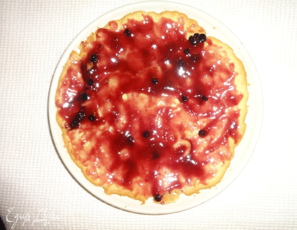 Собрать торт, смазывая коржи джемом и укладывая их друг на друга.