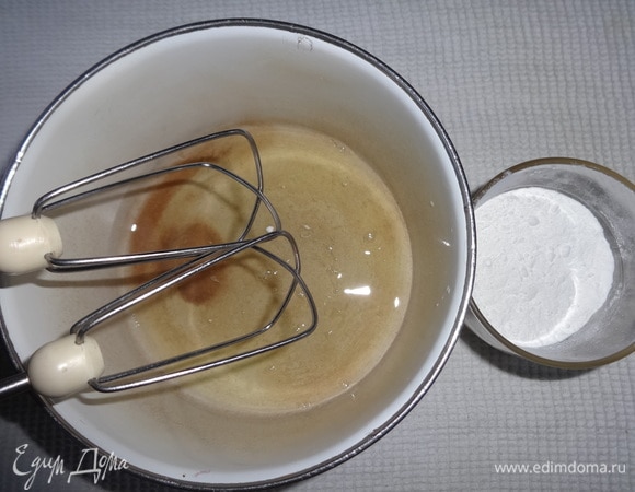 Для крема взбить белки с сахарной пудрой.