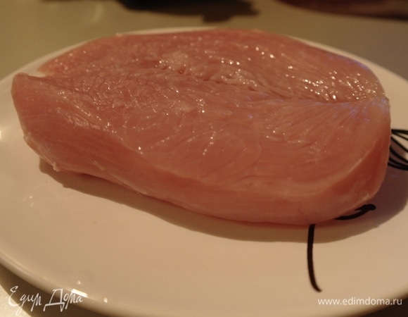 Промываем филе индейки, хорошо просушиваем бумажными полотенцами, нарезаем на стейки. На разогретую сковороду с оливковым маслом выкладываем филе индейки и хорошо поджариваем до золотистой корочки с каждой стороны. Откладываем поджаренное филе на доску на несколько минут, чтобы мясо «отдохнуло». Если вы нарежете его сразу, то мясо будет несочным. Затем нарезаем тонкими слайсами кусочки индейки.