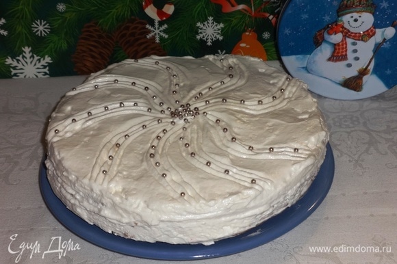 Смазать кремом верх и бока торта. На поверхности торта вилкой сделать рисунок. Украсить серебряными кондитерскими бусинками. До подачи держать торт в холодильнике.