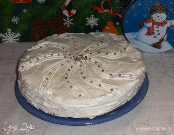 Смазать кремом верх и бока торта. На поверхности торта вилкой сделать рисунок. Украсить серебряными кондитерскими бусинками. До подачи держать торт в холодильнике.