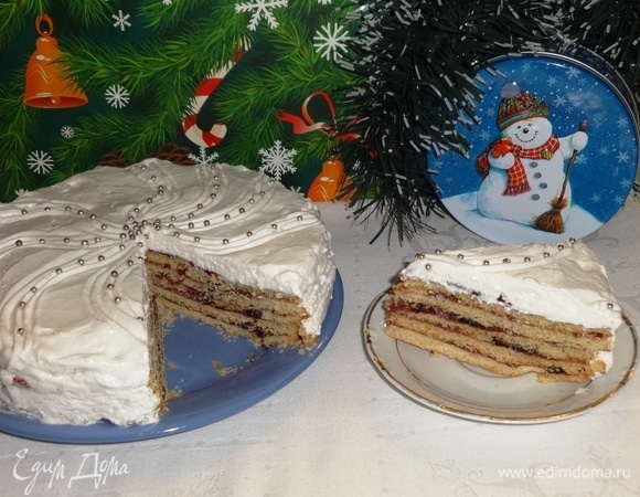 Торт подать на праздничный новогодний стол, разрезать на порции.