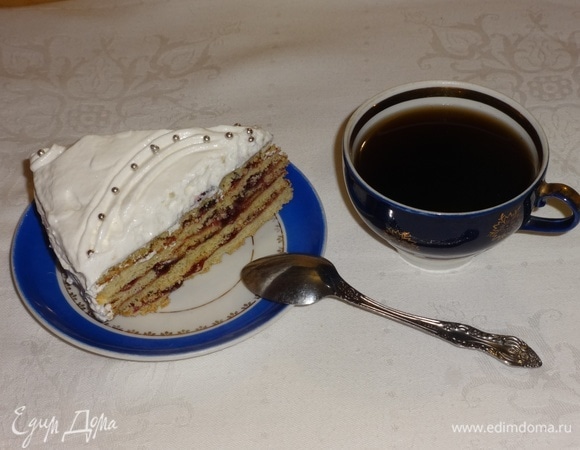 Наслаждаться тортом вместе с любимым напитком. Приятного аппетита! С наступающими новогодними праздниками!