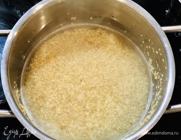 Засыпаем киноа в небольшую кастрюлю, заливаем чистой водой, доводим до кипения и солим розовой гималайской солью. Уменьшаем огонь и варим около 15 минут до полного приготовления. Сливаем воду и добавляем одну ложку оливкового масла.