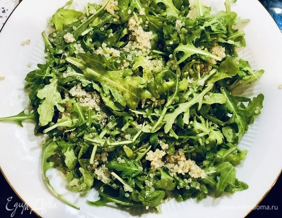 Выкладываем на большую широкую тарелку листья руколы, киноа, авокадо (нарезать кубиком).