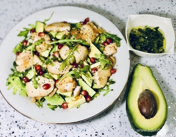 Сверху кладем кусочки индейки, посыпаем гранатом.