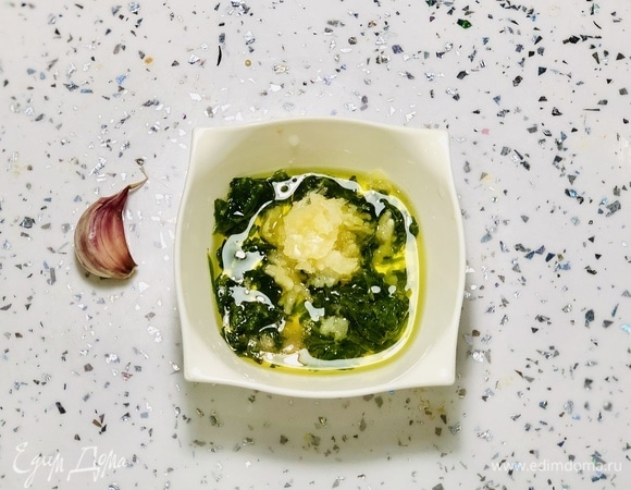 Заправка: выдавливаем сок одного лайма, один зубчик чеснока, добавляем оливковое масло, щепотку розовой гималайской соли, мелконарезанную кинзу. Хорошо перемешиваем. Вкус сами регулируйте с помощью масла и сока лайма. Аромат от заправки просто необыкновенный.