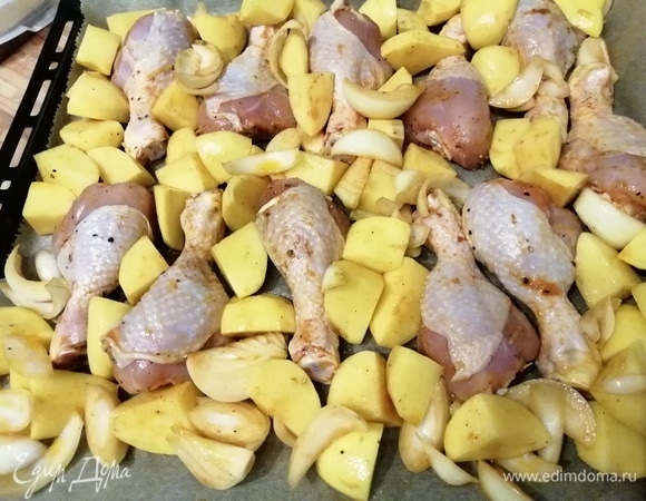 Духовку разогрейте до 200°C. Переложите продукты в форму для запекания или прямо на противень, покрытый пергаментной бумагой, и запекайте до готовности мяса. Через минут 20 следует аккуратно перевернуть кусочки курицы и картофеля на другую сторону, чтобы они равномерно прожарились.